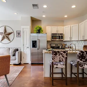 The Celebrity - Minutes To Broadway With A Balcony Apartment Nashville